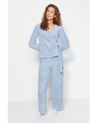Trendyol - Helles pyjama-set aus strick mit zweireihigem kragen und wellsoft-hemd und -hose - Lyst