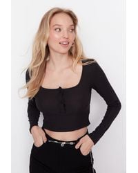 Trendyol - Schwarze, Eng Anliegende, Flexible Crop-Strickbluse Mit Knöpfen Und Quadratischem Ausschnitt Für Damen - Lyst