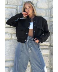 Trend Alaçatı Stili - Schwarze Kurze Gerippte Jacke Mit Druckknopfverschluss Und Zwei Taschen Für Damen - Lyst