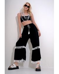 Trend Alaçatı Stili - Schwarze Hose Aus Gewebter Viskose Mit Weitem Bein Und Elastischem Bund Mit Quastendetail Für Damen - Lyst