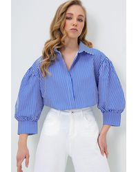 Trend Alaçatı Stili - Marineblau Gestreiftes Basic-Popeline-Hemd Mit Ballonärmeln Und Versteckter Knopfleiste Für Damen - Lyst