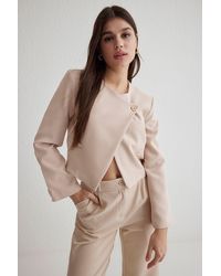 Trendyol - Beigefarbene Crop-Webjacke Mit Asymmetrischem Verschluss Für Damen - Lyst
