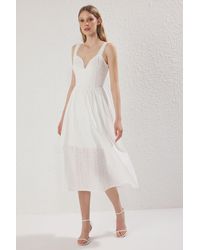 Trendyol - Weißes, Gerades, Gewebtes Midi-Kleid Mit Stickerei Für Damen - Lyst