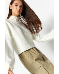 Trendyol - Ecrufarbener, Kurzer Strickpullover Mit Weichem, Strukturiertem Stehkragen Für Damen - Lyst