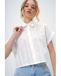 Trend Alaçatı Stili - Weißes, Kariertes, Besticktes, Kurzärmliges, Gewebtes Hemd Für Damen - Lyst