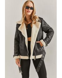 Bianco Lucci - Mantel Aus Laminiertem Wildleder Mit Gürtelärmeln Und Fellspitzen Für Damen - Lyst