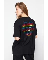 Trendyol - Es, glänzend bedrucktes strick-t-shirt mit übergröße/bequemer passform, 100 % baumwolle - Lyst