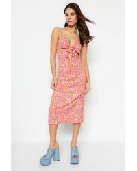 Trendyol - Rosafarbenes, Mit Blumenmuster Bedrucktes Midi-Strickkleid Mit Gewickelter Taille Und Skater-Trägern Für Damen - Lyst