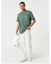 Koton - Basic-t-shirt mit slogan, bestickter tasche und detailliertem rundhalsausschnitt - Lyst