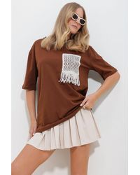 Trend Alaçatı Stili - Braunes T-Shirt Mit Rundhalsausschnitt Und Zwei Fäden Und Gestrickten Taschen Für Damen - Lyst