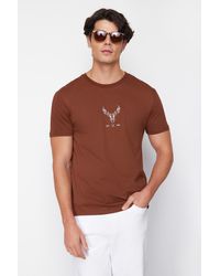 Trendyol - Dunkeles t-shirt aus 100 % baumwolle mit aufgesticktem hirsch in normaler schnittform, - Lyst
