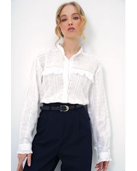 Trend Alaçatı Stili - Weißes, Gewebtes Hemd Mit Stehkragen Und Rüschen Für Damen - Lyst