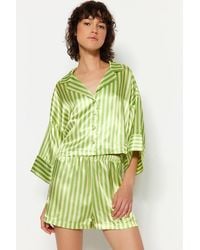 Trendyol - Grün gestreiftes hemd-shorts-pyjama-set aus gewebtem satin - Lyst