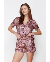 Trendyol - Es, gewebtes pyjama-set aus hemd und shorts aus satin mit leopardenmuster - Lyst