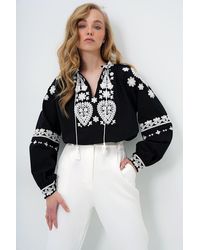 Trend Alaçatı Stili - Schwarze Bluse Mit V-Ausschnitt Und Bestickten Ballonärmeln Aus Leinen Für Damen - Lyst