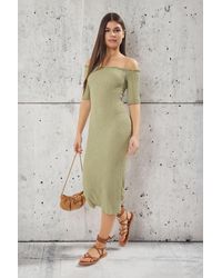 Trendyol - Khakifarbenes, Gerades Midi-Kleid Mit Strukturierter Passform Und Gerafftem Carmen-Kragen, Dehnbares Strickkleid Für Damen - Lyst