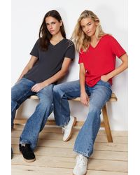 Trendyol - Rotes basic-strick-t-shirt mit v-ausschnitt im 2er-pack aus 100 % baumwolle - Lyst