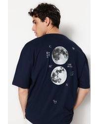 Trendyol - Marineblaues Oversize/Wide Cut-T-Shirt Aus 100 Baumwolle Mit Space-Print-Etikett Und Detailliertem Detail Für Herren - Lyst