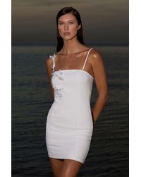 Trendyol - Weißes, Körperbetontes, Gewebtes Mini-Kleid Mit Blumenapplikation Und Detaillierten Details Für Damen - Lyst