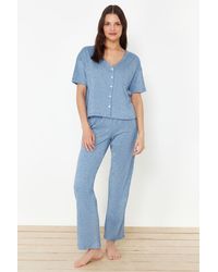 Trendyol - Es pyjama-set aus strick mit kordelzug – knopf- und taschendetail - Lyst
