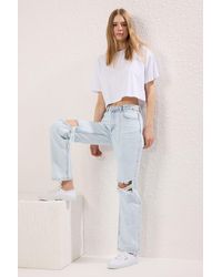 Trendyol - Hellblaue Jeans Mit Zerrissenen Details, Normaler Taille Und Weitem Bein Für Damen - Lyst