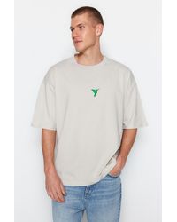 Trendyol - Es, übergroßes/weit geschnittenes, kurzärmliges t-shirt mit vogel-tier-stickerei aus 100 % baumwolle - Lyst
