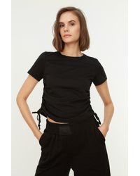 Trendyol - Es basic-strick-t-shirt mit rundhalsausschnitt aus 100 % baumwolle mit rüschen und details - Lyst