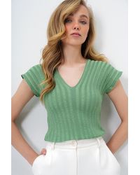 Trend Alaçatı Stili - Pistaziengrüne Bluse Mit V-Ausschnitt Und Durchbrochenem V-Ausschnitt Vorne Und Hinten Für Damen - Lyst