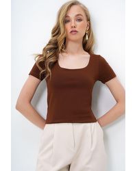 Trend Alaçatı Stili - Bitterbraun-Overall Mit Quadratischem Ausschnitt Aus Lycra Und Doppelter Stoff-Crop-Bluse Für Damen - Lyst