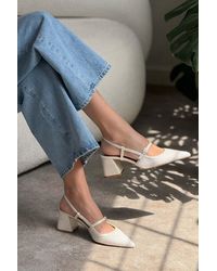 NİŞANTAŞI SHOES - Retro Weißer Teppich Gürtel Detail Spitze Zehe Schuhe Mit Absätzen Für Damen - Lyst