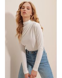 Trend Alaçatı Stili - E bluse mit hohem kragen, drapierter schulter und sandy-crop-bluse - Lyst