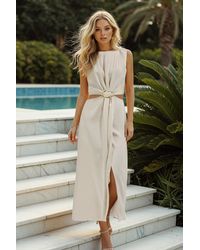 Trendyol - Beigefarbenes Maxikleid Aus Gewebtem Krepp Mit A-Linien-Ausschnitt Und Accessoire-Detail Für Damen - Lyst