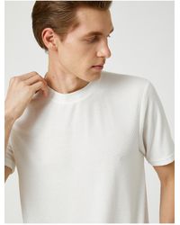 Koton - Basic-t-shirt mit strukturiertem rundhalsausschnitt, kurzen ärmeln und schmaler passform - Lyst