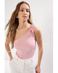 Trendyol - Puder-Einzelärmel-Accessoire, Rosafarbene, Figurbetonte, Dehnbare Strickbluse Für Damen - Lyst