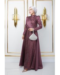 Olcay - Abendkleid aus satin mit hijab, umhangrock, stempel- und glitzerdetails auf der vorderseite, rose dry - Lyst