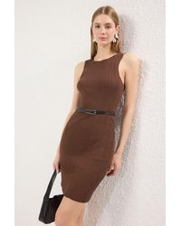 Trendyol - Braunes, Gerades, Geripptes Strickkleid Mit Mini-Gürtel Und Rundhalsausschnitt Für Damen - Lyst