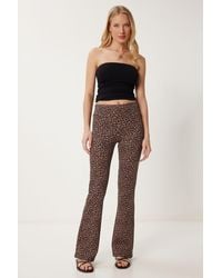 Happiness İstanbul - Hose Mit Schwarzem, Rosafarbenem Muster, Ausgestelltes Bein, Hohe Taille, Dehnbare Strickhose Für Damen - Lyst