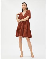 Koton - Mehrlagiges Kurzes Kleid Mit V-Ausschnitt Und Kurzen Ärmeln Für Damen - Lyst