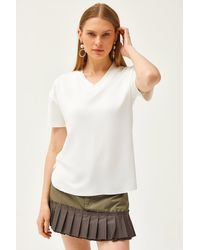 Olalook - Farbenes t-shirt aus modal mit v-ausschnitt und ovalen knöpfen - Lyst