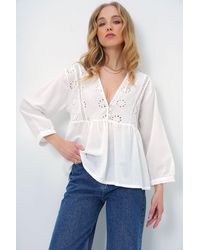 Trend Alaçatı Stili - Weiße Webbluse Mit V-Ausschnitt Und Besticktem Saum Für Damen - Lyst