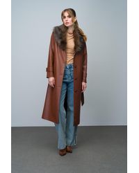 Olcay - Trenchcoat Aus Leder Mit Abnehmbarem Pelzkragen Und Gürtel An Der Taille Taba Für Damen - Lyst