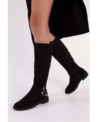 Shoeberry - Stiefel Steele Aus Schwarzem Wildleder Mit Flachem Absatz Und Schnalle Aus Schwarzem Wildleder Für Damen - Lyst