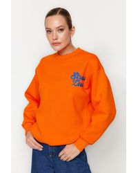 Trendyol - Orangefarbenes, Dickes Fleece-Sweatshirt Mit Aufgesticktem Slogan Auf Der Innenseite, Reguläre/Normale Passform, Für Damen - Lyst