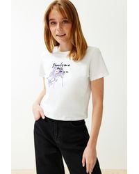 Trendyol - Es, bedrucktes, kurzes strick-t-shirt mit rundhalsausschnitt und entspannter passform, 100 % baumwolle - Lyst