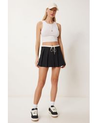 Happiness İstanbul - Schwarzer, Kontrastierender, Plissierter Mini-Shorts-Rock Für Damen - Lyst