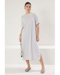 Trendyol - Graues 100 Single-Jersey-T-Shirt-Kleid Mit Rundhalsausschnitt Und Kurzen Ärmeln, Midi-Strickkleid Für Damen - Lyst