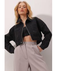 Trend Alaçatı Stili - Schwarze Kurze Jeansjacke Mit Zwei Taschen Und Reißverschluss Für Damen - Lyst