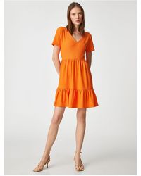 Koton - Mehrlagiges minikleid mit kurzen ärmeln und v-ausschnitt - Lyst