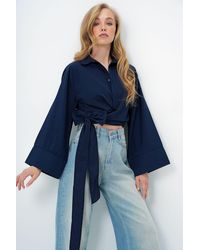 Trend Alaçatı Stili - Marineblaues Hemd Aus Popeline Mit Breiten Bündchen Und Detailliertem Bindeband Auf Der Vorderseite Alc-X13750 Für Damen - Lyst