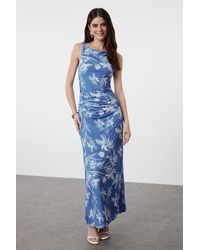 Trendyol - Bleistiftkleid Aus Dehnbarem Strick Mit Heller Oberfläche – Blaues Blumenmuster, Figurbetonter Bootsrock-Schnitt Für Damen - Lyst